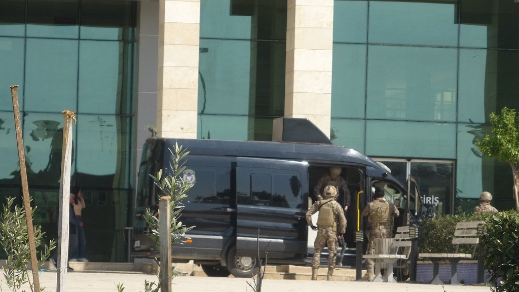  Kaymakamlık binasında ateş açarak kendini odaya kilitleyen şahıs teslim oldu