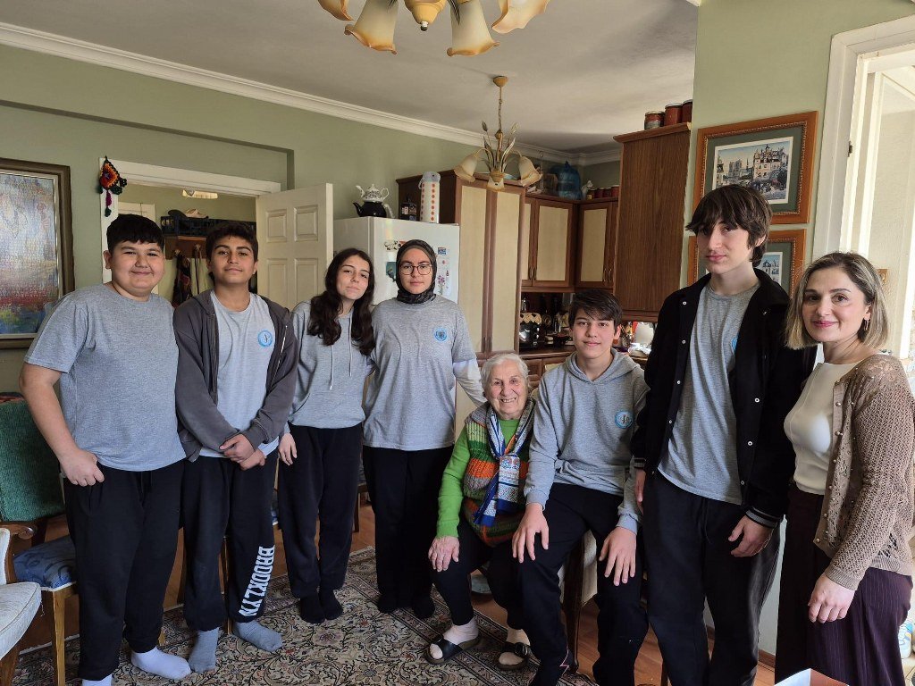 Muğla'da liselilerden emekli öğretmenlere vefa ziyareti