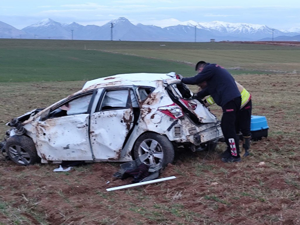 Kontrolden çıkan otomobilin tarlaya uçtu 2 yaralı