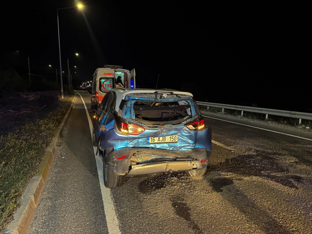 Tırın çarptığı otomobildeki aynı aileden 4 kişi yaralandı.