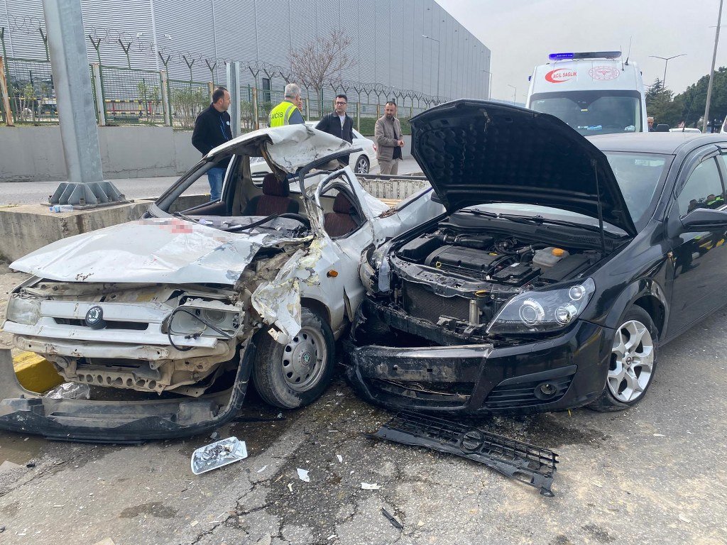  Refüje çarpıp karşı şeride geçti 1 ölü