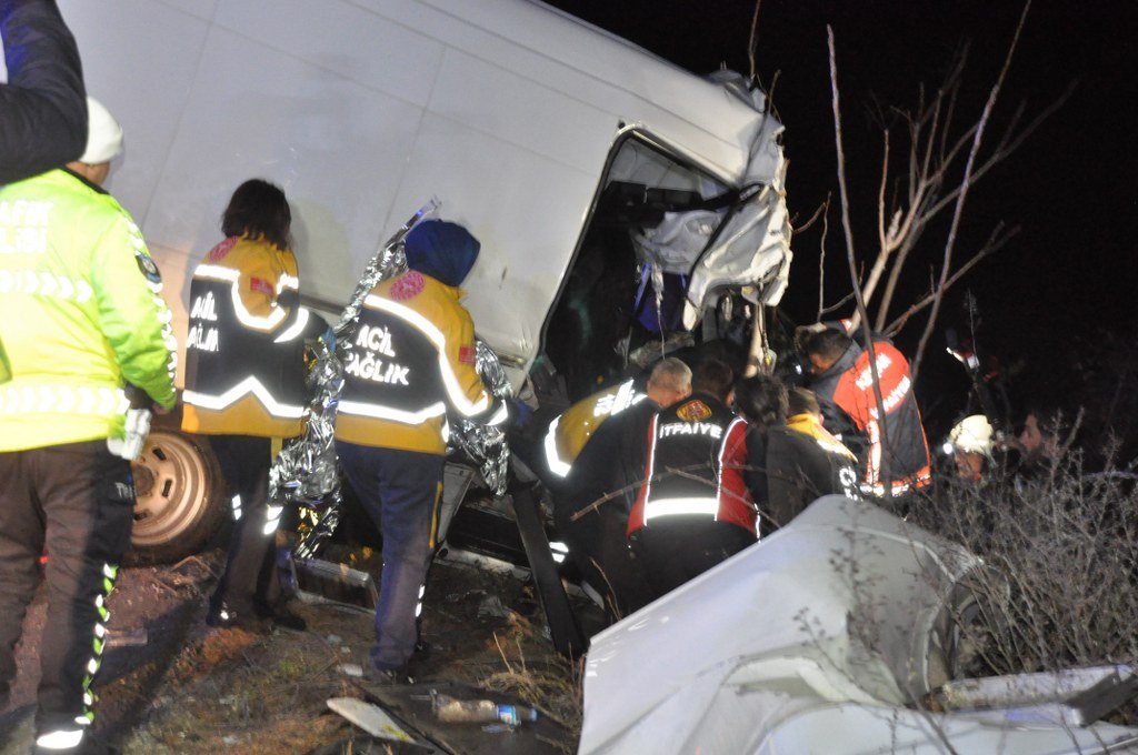 Kamyonet tıra çarptı: 2 ölü, 1 yaralı