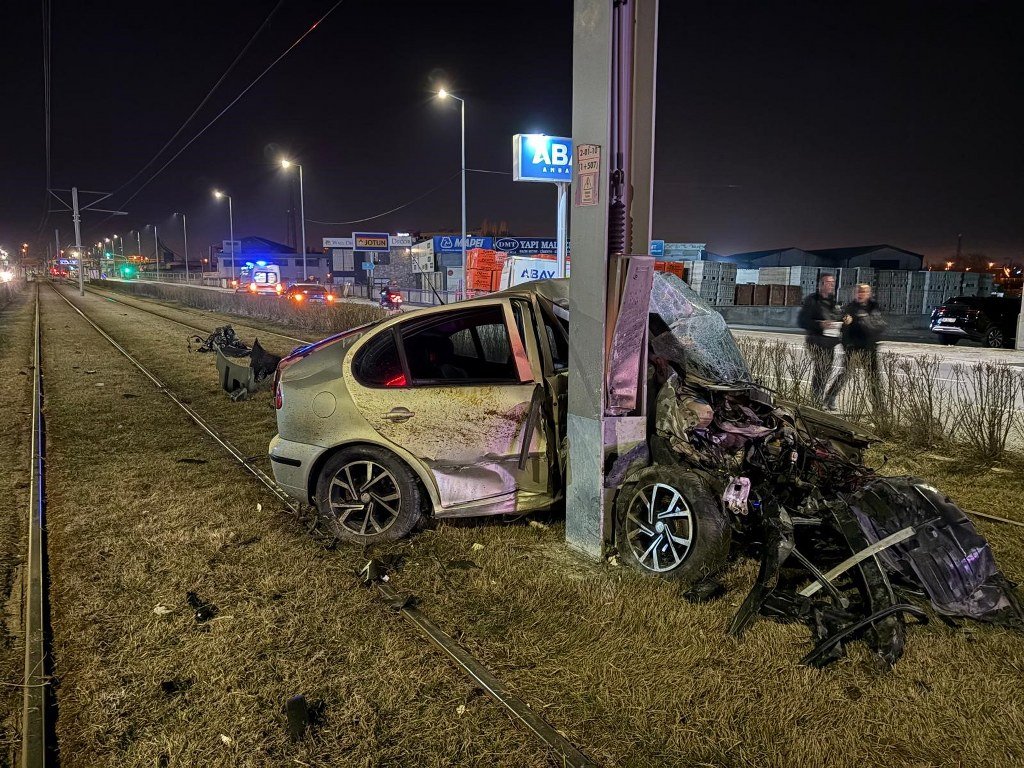 Otomobilin motoru tramvay yoluna fırladı