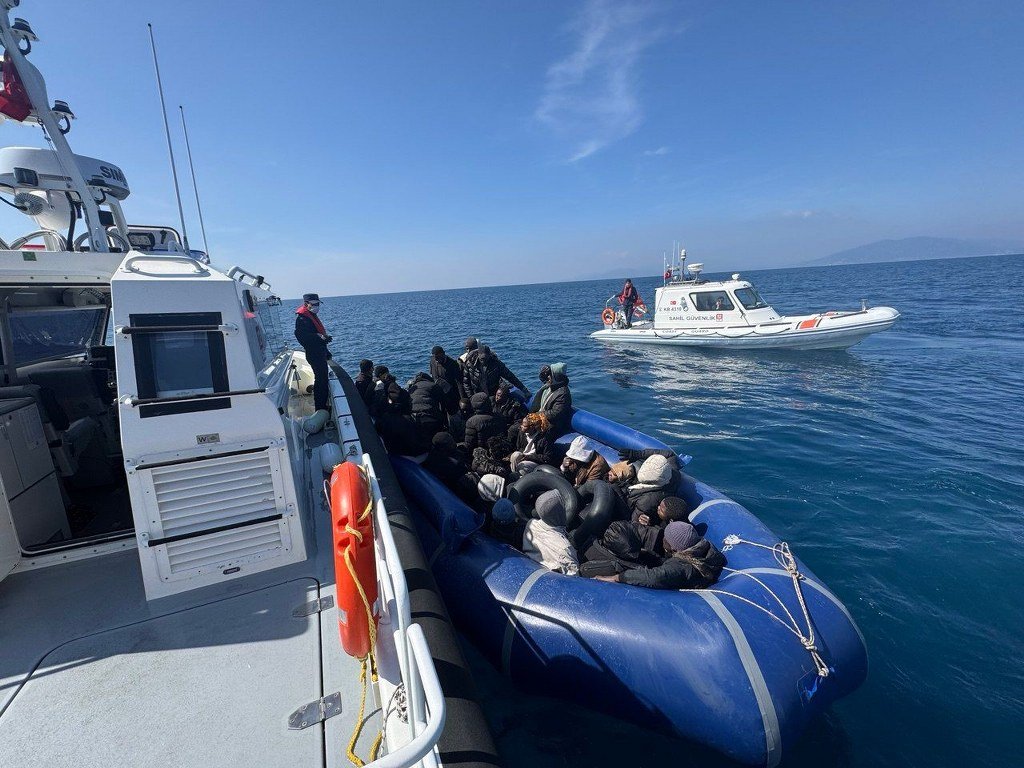 Denizde sürüklenen bottaki 30 göçmen kurtarıldı