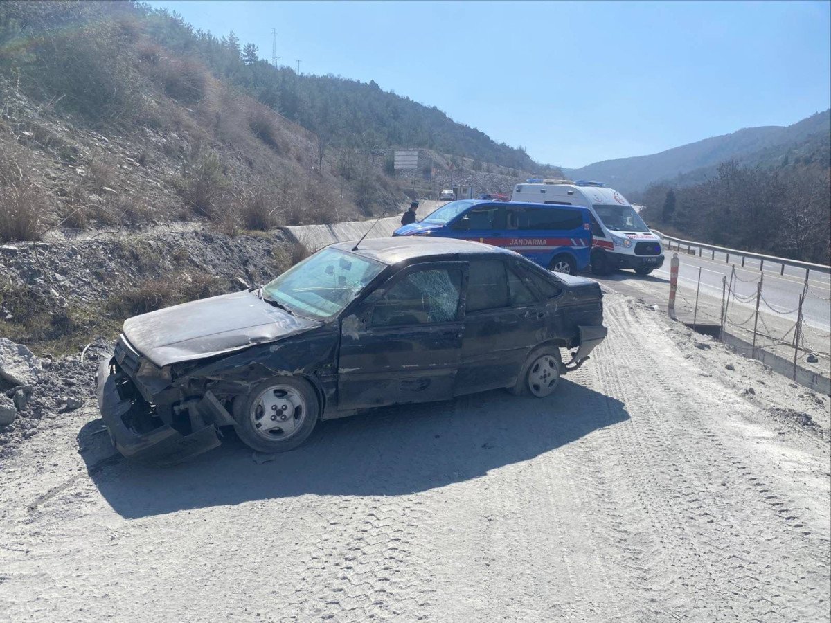 Lastiği patlayan otomobil takla attı: 1 yaralı
