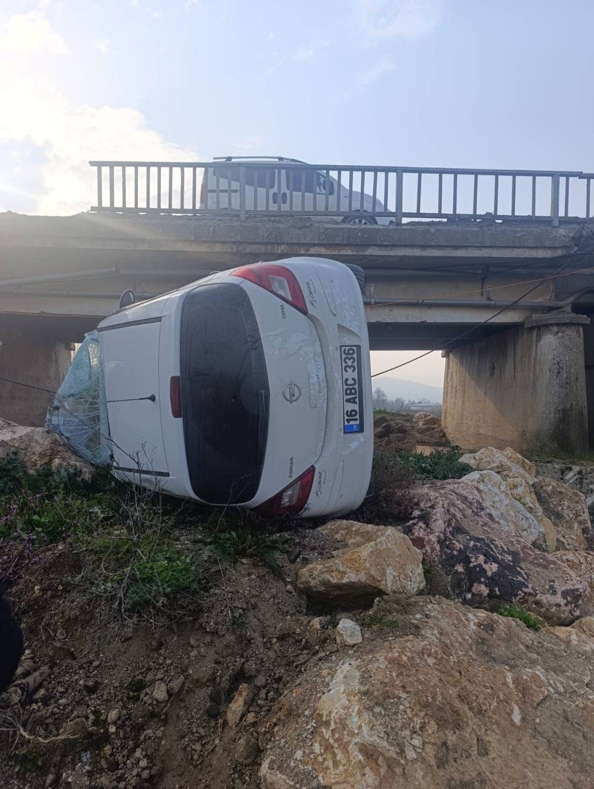 Genç sürücü ölümden döndü