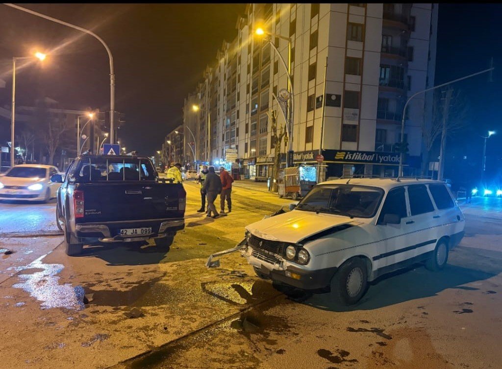 Kamyonet ile otomobil çarpıştı: 1 yaralı