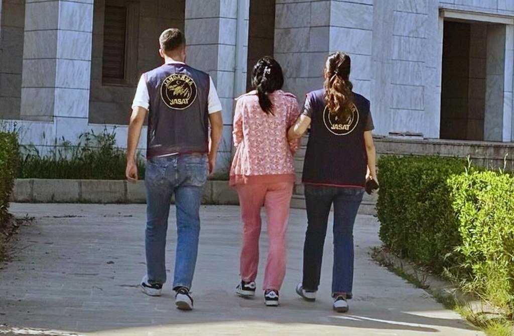 18 ayrı suçtan kesinleşmiş hapis cezası bulunan kadın yakalandı