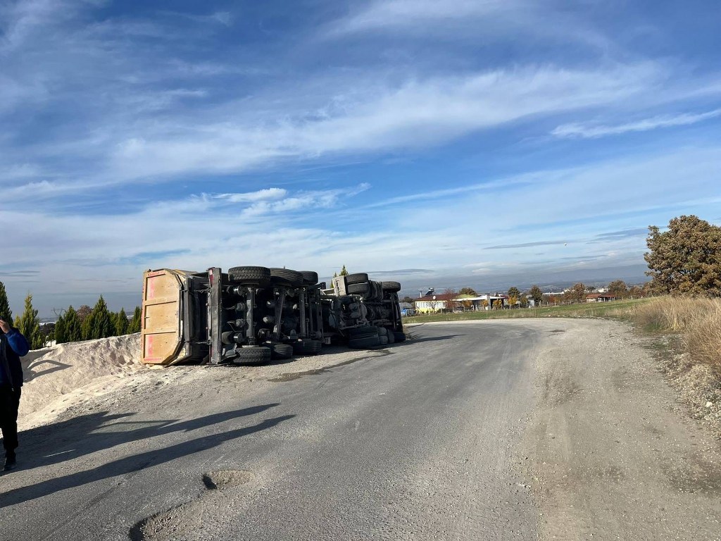 Devrilen tırın sürücüsü yaralandı