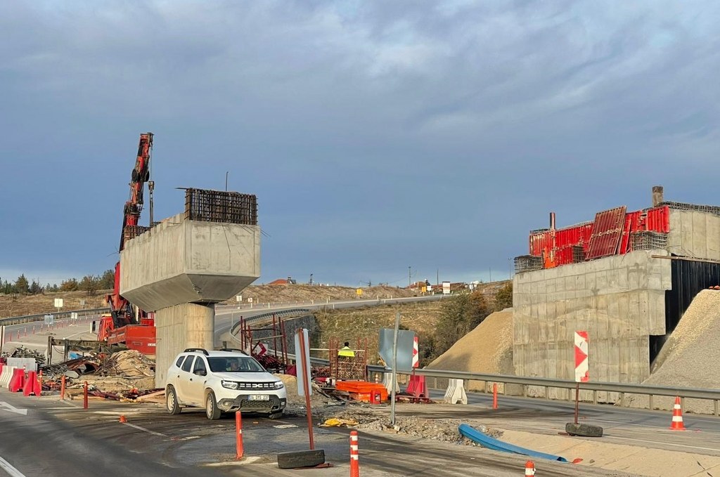 Üst geçin inşaatından düşen işçi öldü