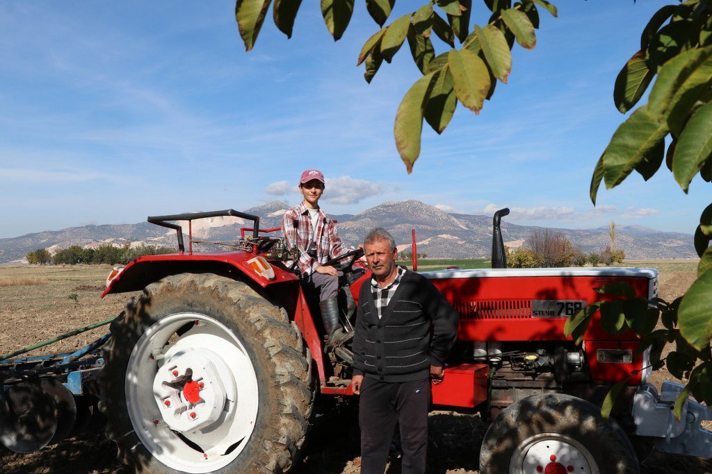 İş kazası geçiren çiftçi babanın en büyük destekçisi kızı oldu