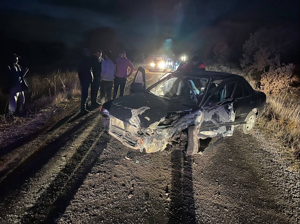 Traktör ile çarpışan otomobildeki 3 kişi yaralandı.