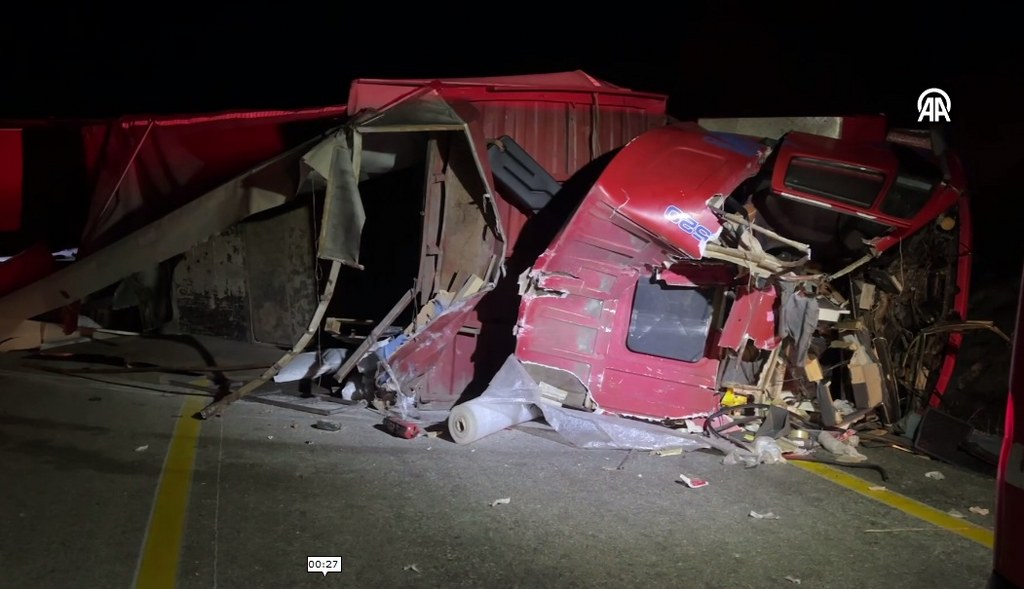 Kamyon devrildi, sürücü ağır yaralandı