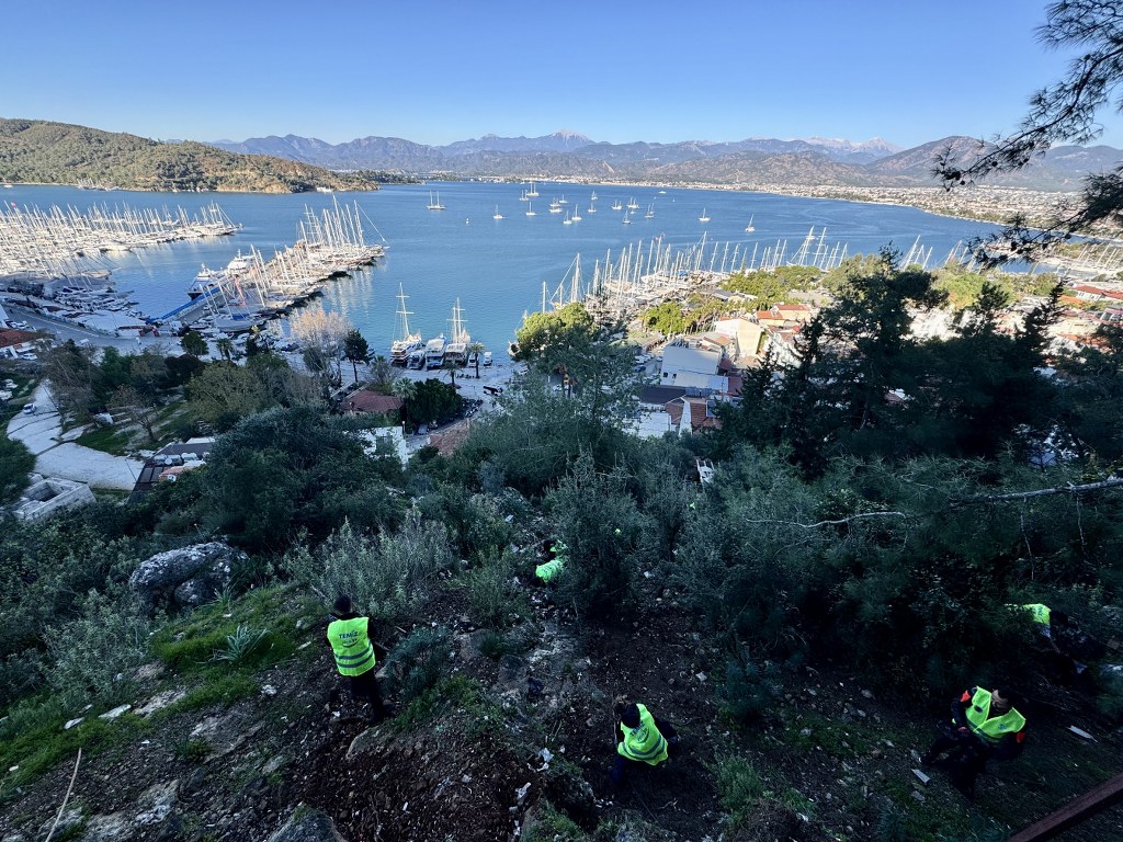 Fethiye'de gönüllülerin katılımıyla çevre temizliği yapıldı