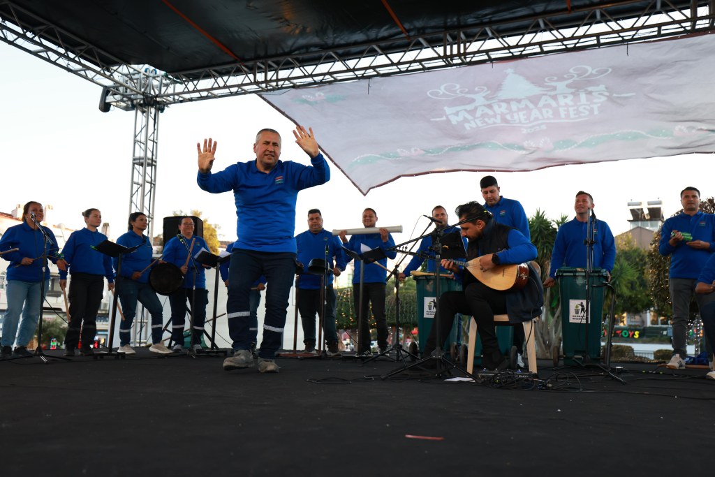 Çöpten topladıkları atıklardan enstrüman yapıp konser verdiler