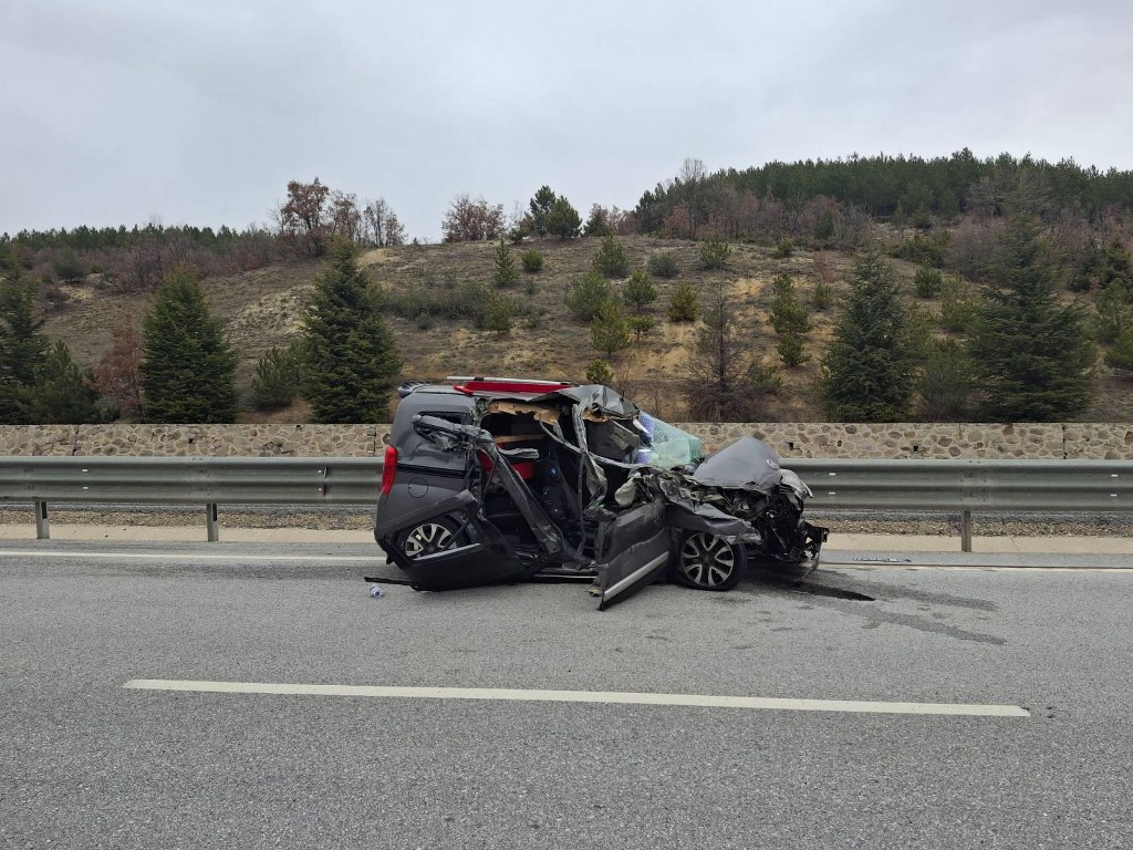 Tıra arkadan çarpan hafif ticari araçtaki 5 kişi yaralandı