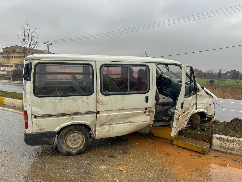 Refüje çarpan panelvandaki 1 kişi yaralandı