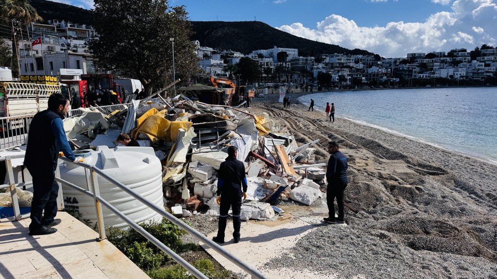 Bodrum'da kıyıdaki kaçak yapılar yıkıldı