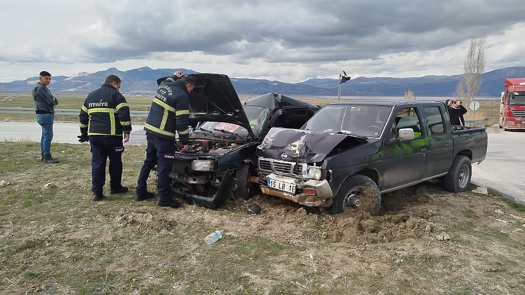 Kamyonetle otomobilin çarpıştığı kazada 3 kişi yaralandı