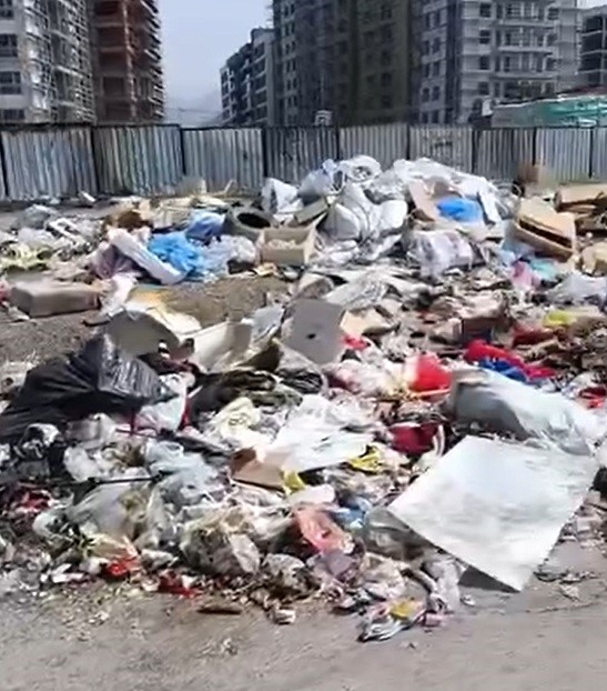 İzmir'in farklı ilçelerinde ortaya çıkan çöp manzaraları