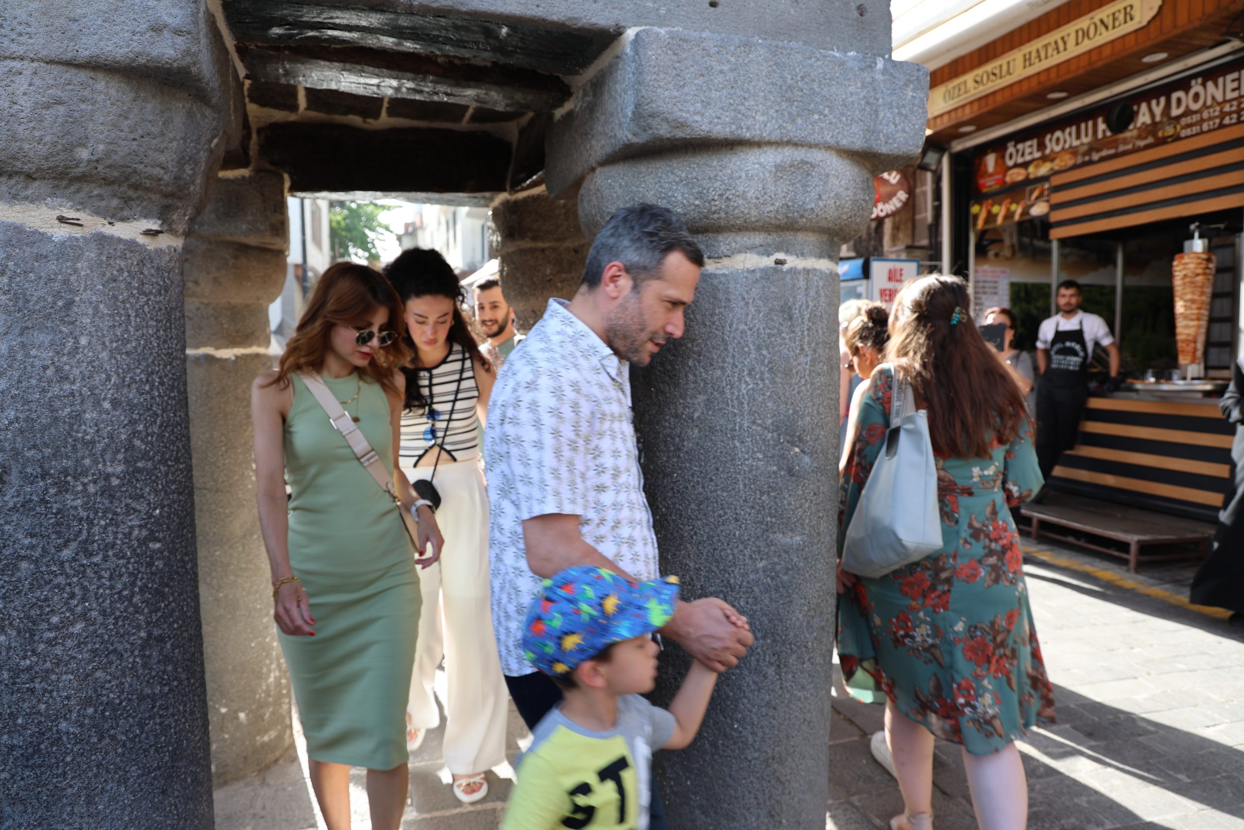 540 yıllık ‘Dört Ayaklı Minare'nin etrafından 7 kez geçerek dilekte bulunuyor