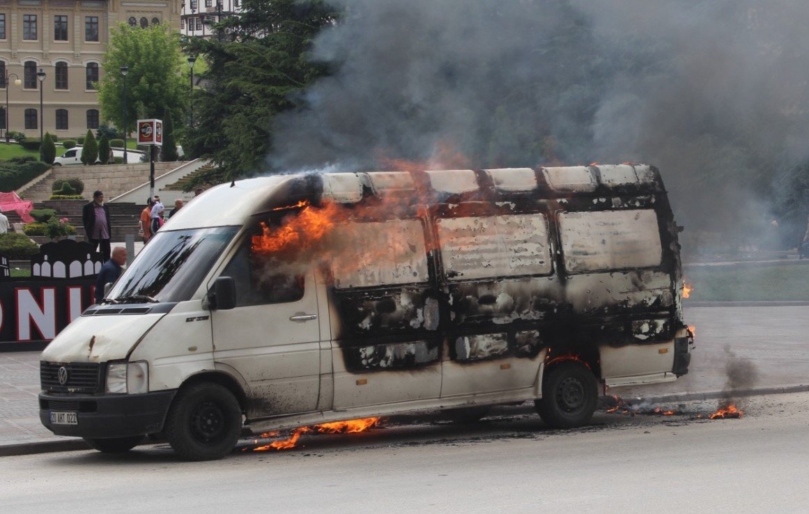 Polis ekibi işlem yapmak isteyince hacizli aracı ateşe verdi