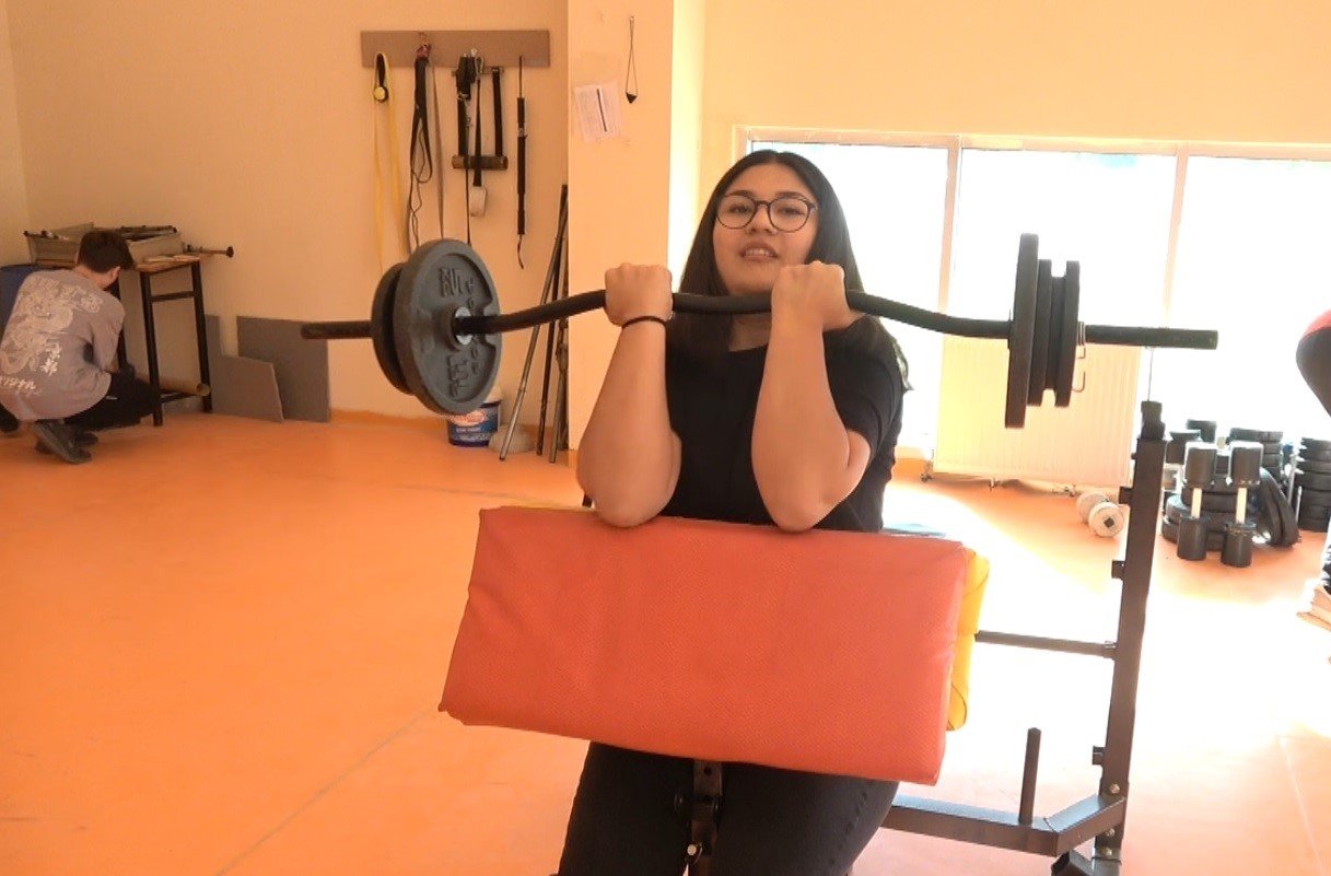  Baba- kız bilek güreşinde aldıkları madalyalarla Tavşanlı'ya büyük gurur yaşattı