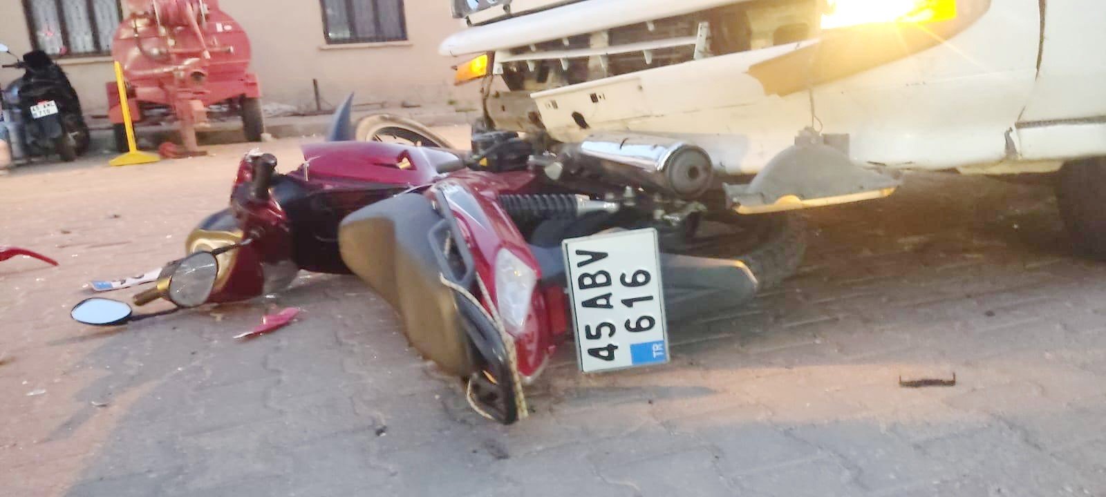 Motosiklet minibüsün altında kaldı