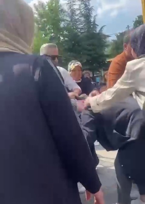 Çocukların okuma bayramında veliler böyle kavga etti