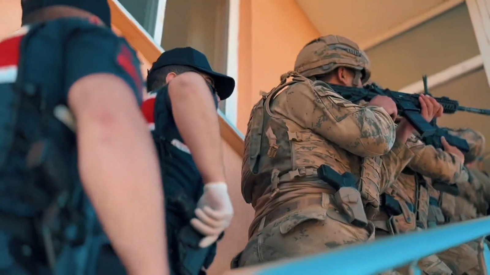  Tefeci çetesine jandarmadan darbe: Silahlar, senetler, tapular ele geçirildi