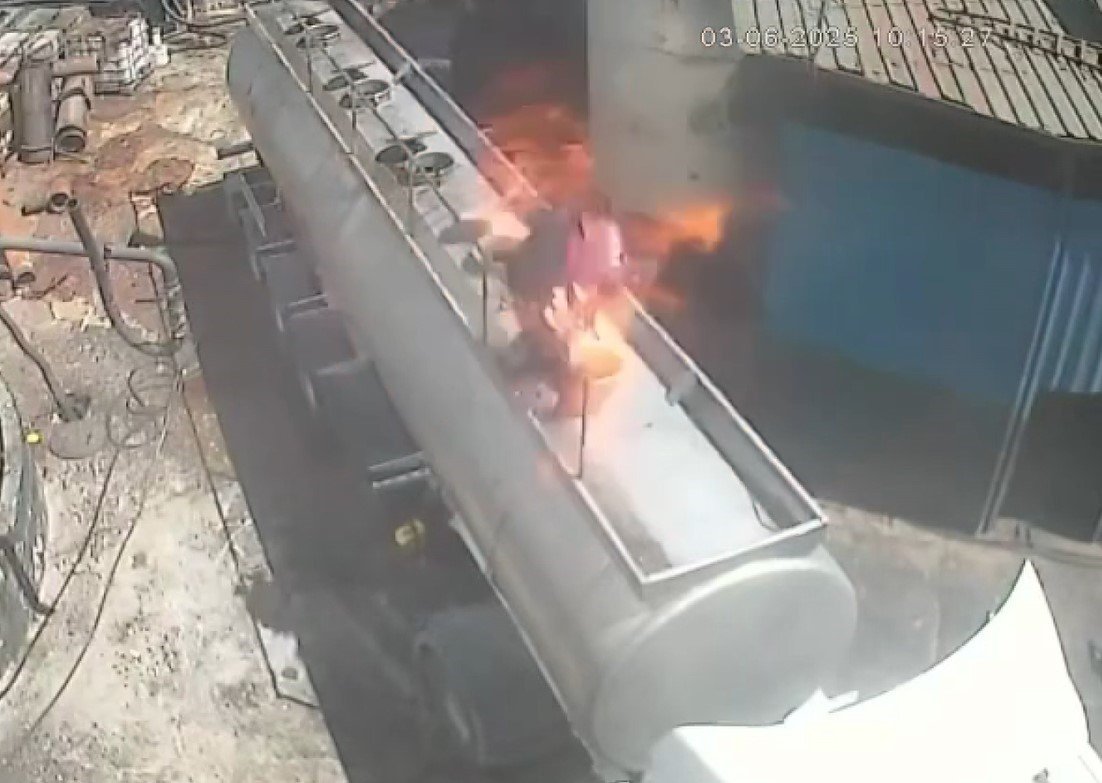 Ağzında sigara ile açtığı tanker kapağı bomba gibi patladı ağır yaralandı