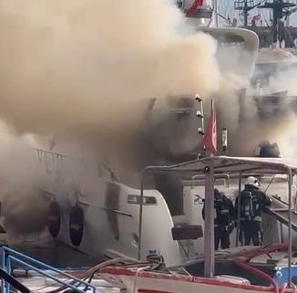  Alanya'da iskeleye bağlı lüks yat alevlere teslim oldu