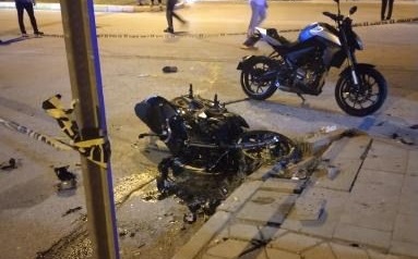 Otomobil ile motosikletin çarpıştığı kazada, 2 kişi öldü 1 kişi yaralandı.