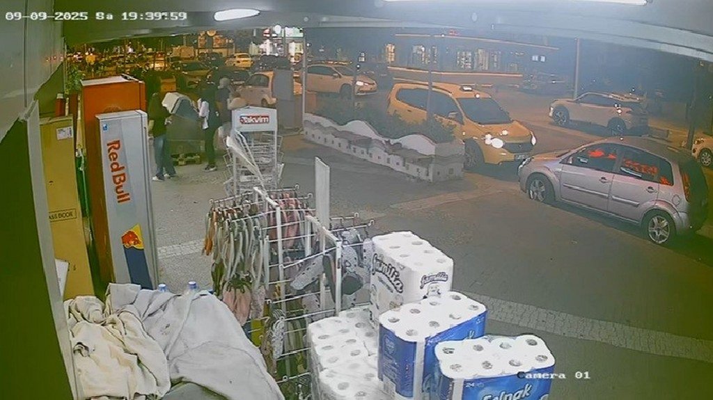 Önüne çıkan otomobilden kaçmak isterken  başka aracın altına girdi: 1 yaralı