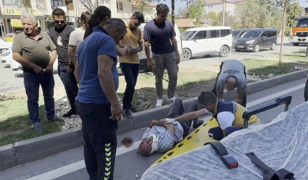 Emekli maaşını çekti, yolun karşısına geçerken otomobil çarpıp kaçtı