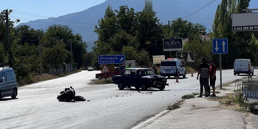 Gölhisar'da motosiklet ile otomobil çarpıştı: 1 yaralı