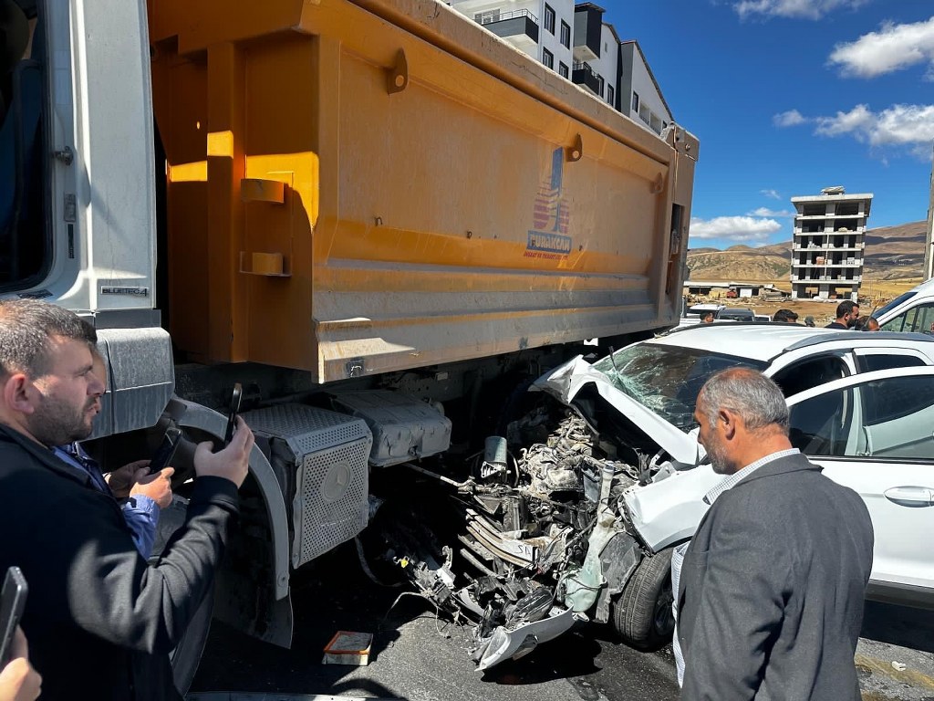 Kamyon ile otomobil çarpıştı: 3 yaralı