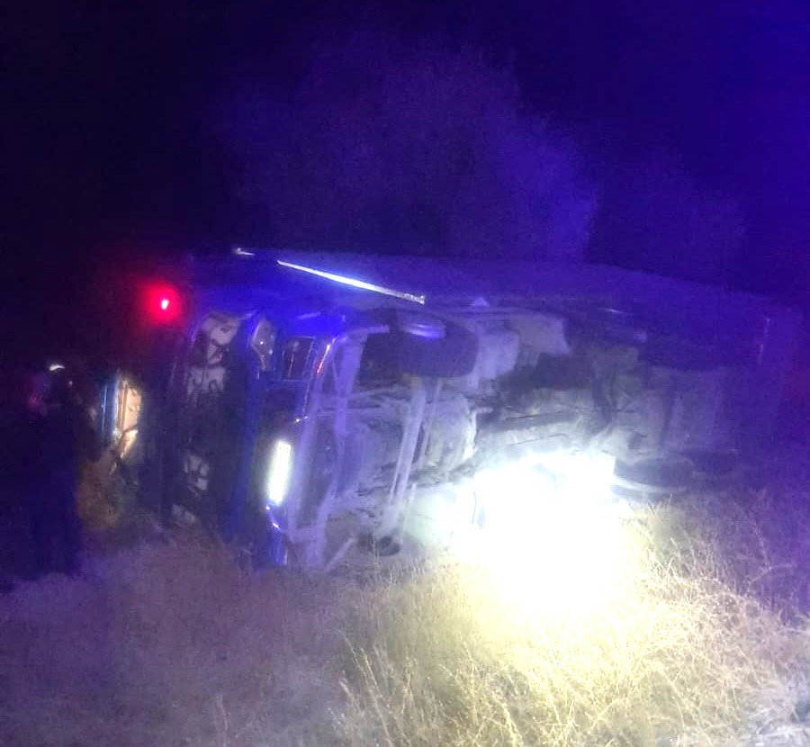 Devrilen kargo kamyonunda sürücü hayatını kaybetti