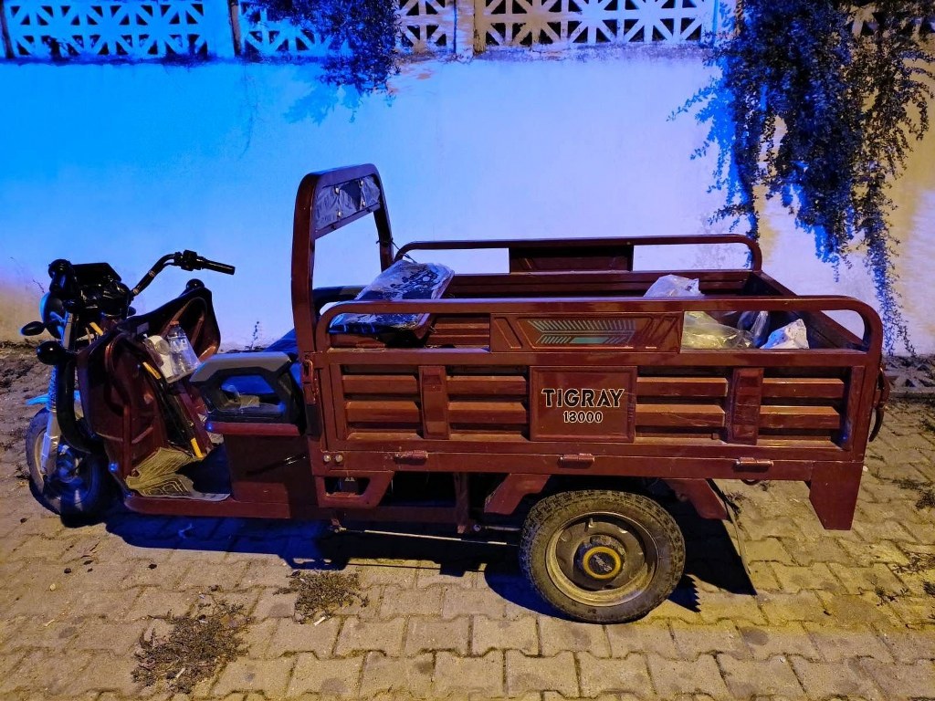 Devrilen üç tekerlekli motosiklette bulunan 2 kişi yaralandı