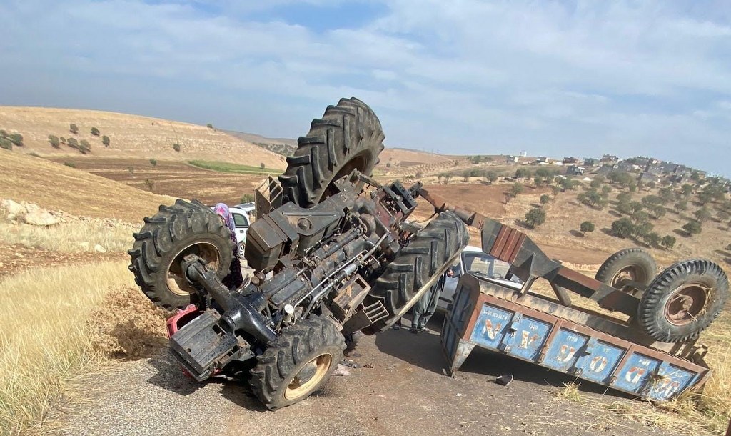 Traktör devrildi: 3 yaralı