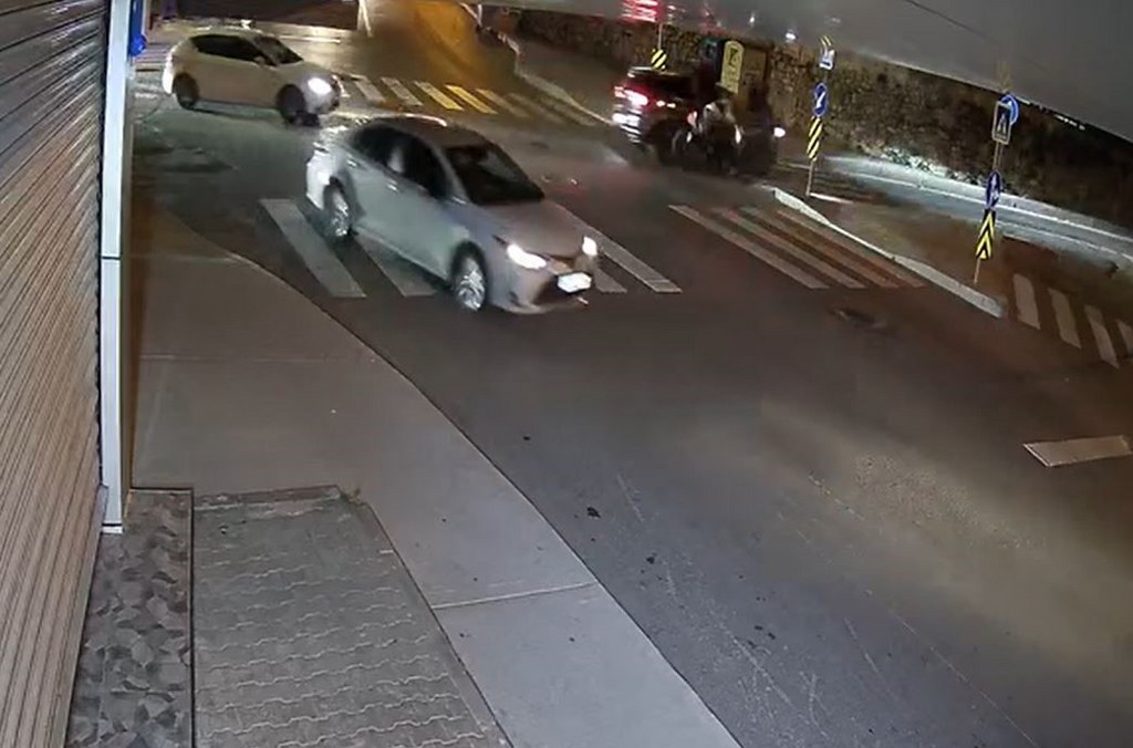 Motosikletle otomobil çarpıştı: 2 yaralı