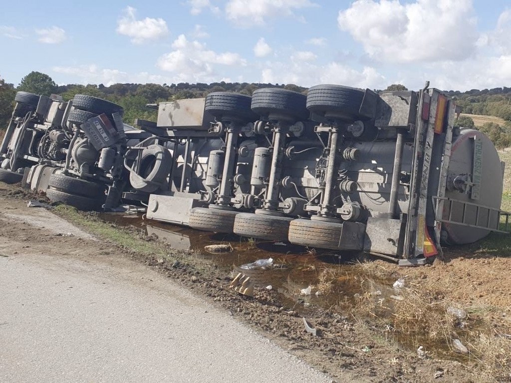 Tır yan yattı: 1 yaralı