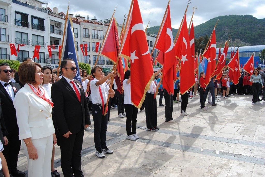 Fethiye’de 29 Ekim Cumhuriyet Bayramı çelenk sunma töreni ile başladı