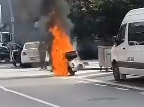 Seyir halindeki motosiklet alev aldı