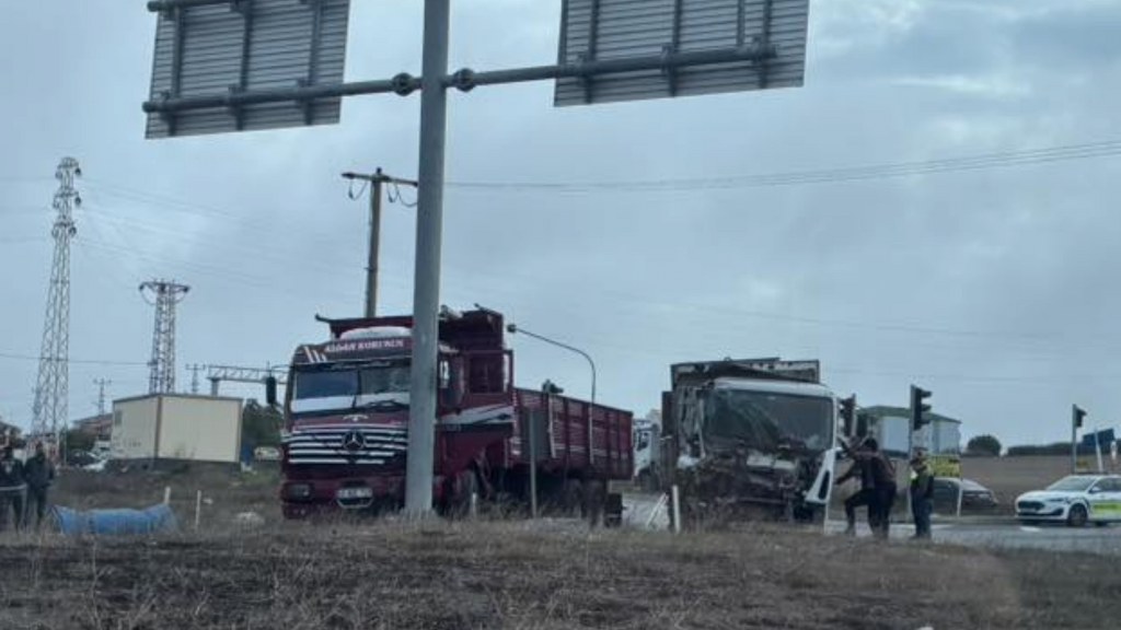Işıklı kavşakta 2 kamyon çarpıştı: Sürücüler yaralandı