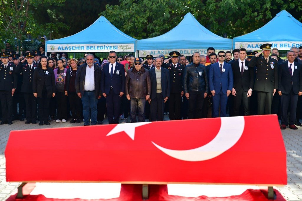 Şehit polis memuru görev yaptığı ilçeden uğurlandı