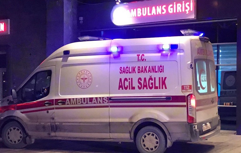 Otobüs ile otomobil çarpıştı: 3 yaralı