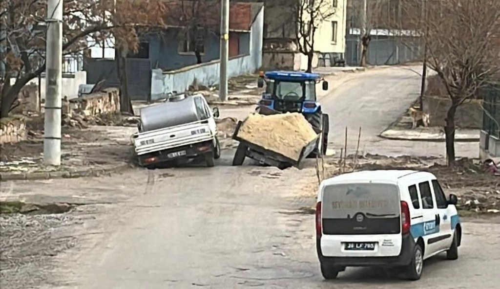 Yol çöktü: 2 araç toprağa battı