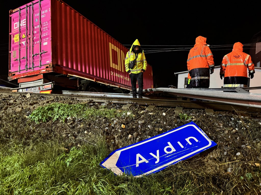 Aydın'da kontrolden çıkıp tren yoluna giren tırın sürücüsü öldü
