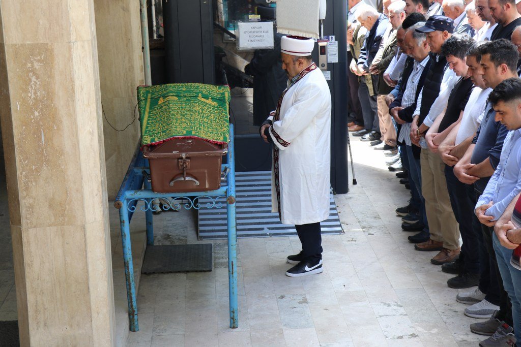 Direksiyon hakimiyetini kaybederek elektrik direğine çarptı, kurtarılamadı